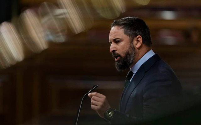 Santiago Abascal, lder de VOX, defendiendo la mocin de censura en la tribuna | EFE